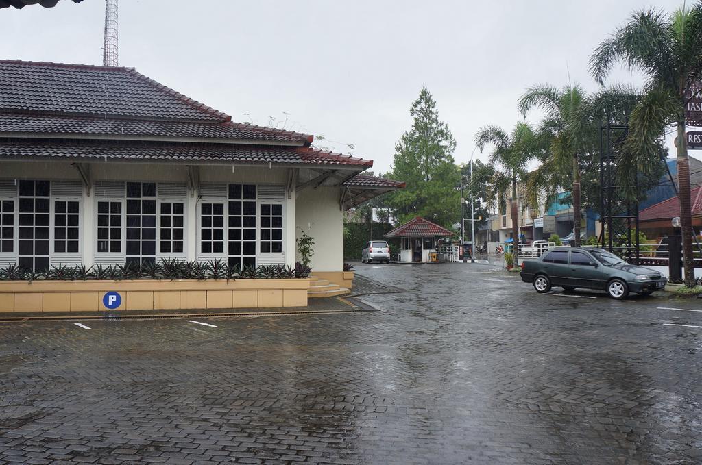 Urbanview Hotel Crown Tasikmalaya By Reddoorz Extérieur photo