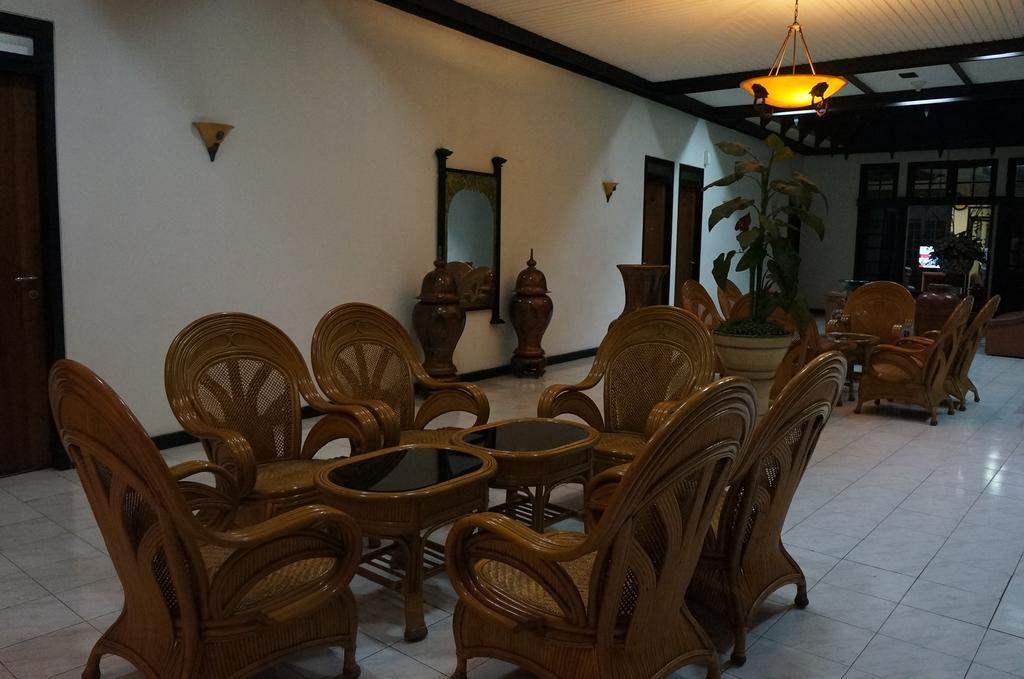 Urbanview Hotel Crown Tasikmalaya By Reddoorz Extérieur photo