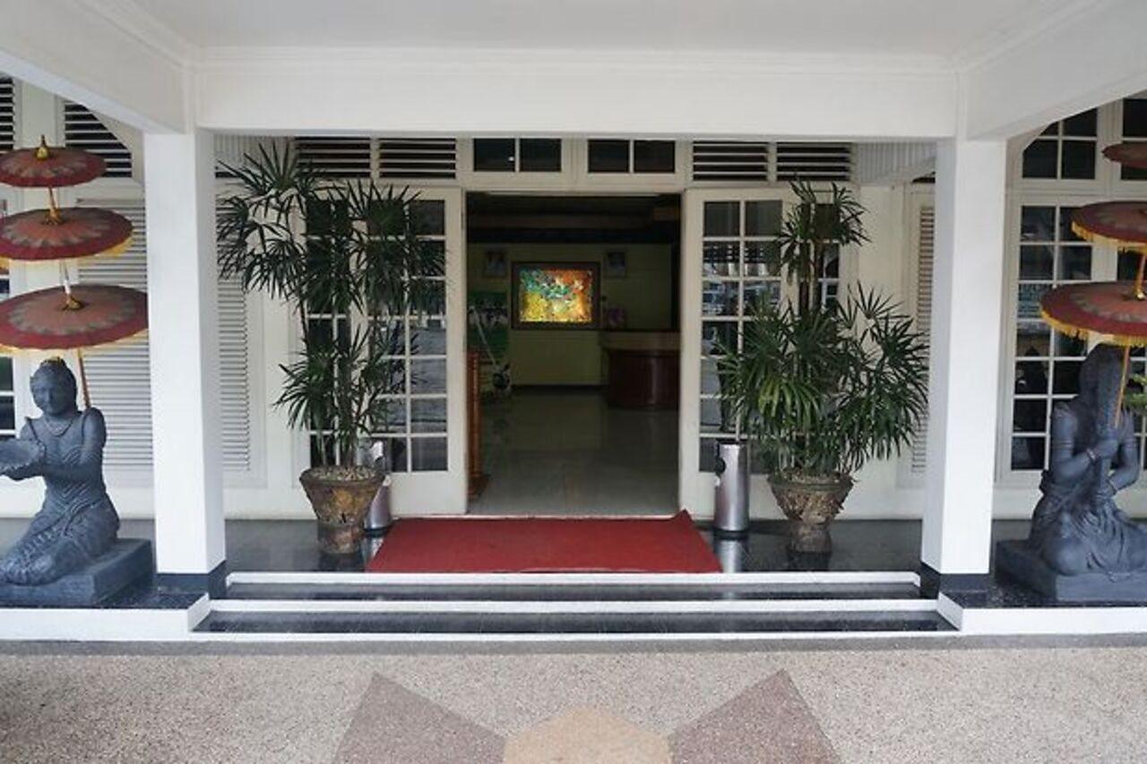 Urbanview Hotel Crown Tasikmalaya By Reddoorz Extérieur photo