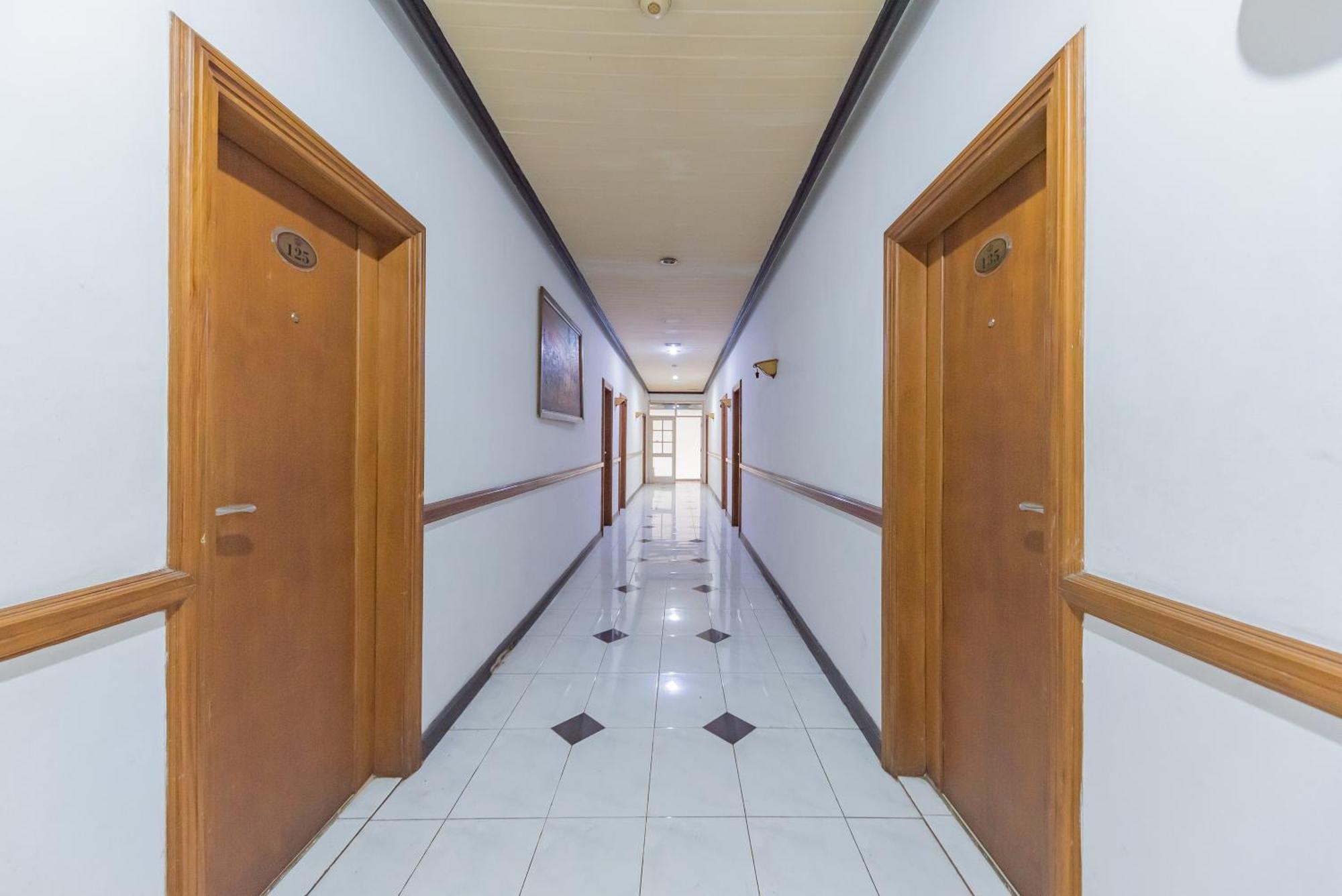 Urbanview Hotel Crown Tasikmalaya By Reddoorz Extérieur photo