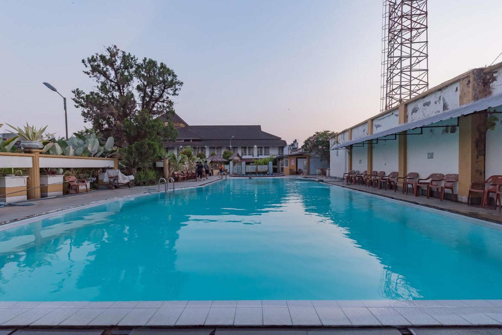 Urbanview Hotel Crown Tasikmalaya By Reddoorz Extérieur photo
