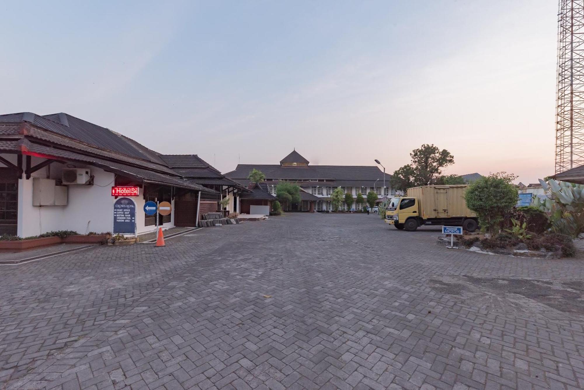 Urbanview Hotel Crown Tasikmalaya By Reddoorz Extérieur photo
