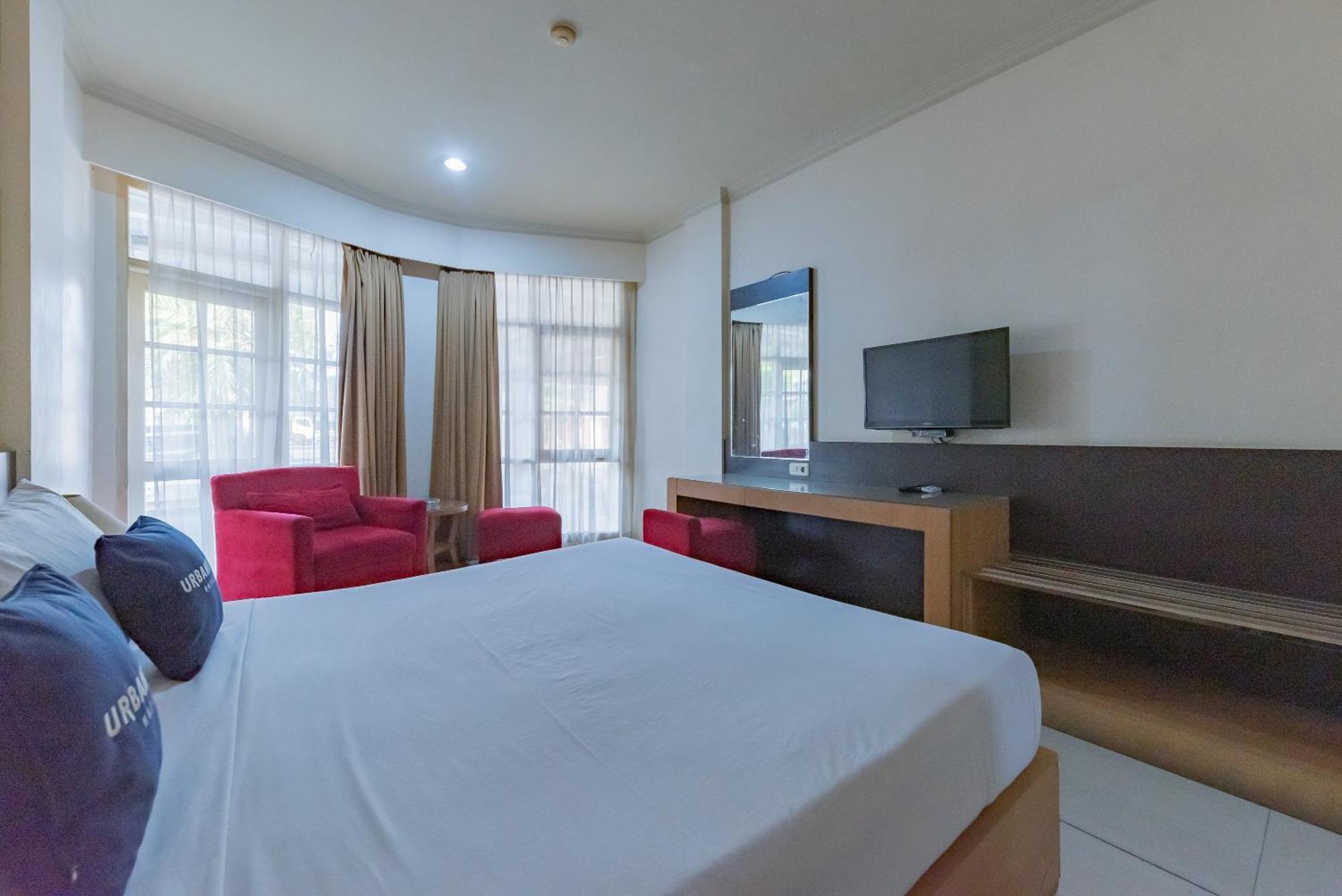 Urbanview Hotel Crown Tasikmalaya By Reddoorz Extérieur photo