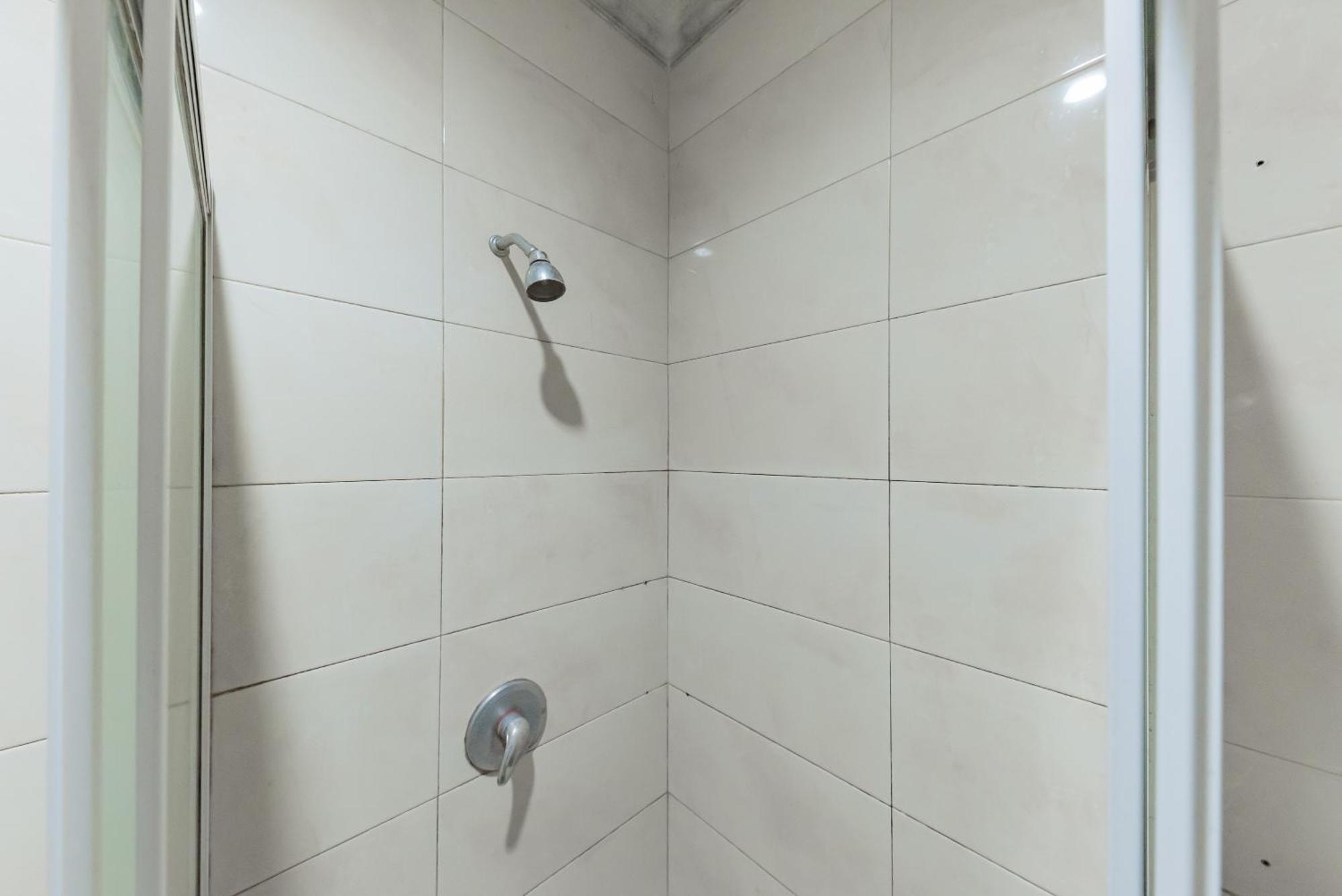 Urbanview Hotel Crown Tasikmalaya By Reddoorz Extérieur photo