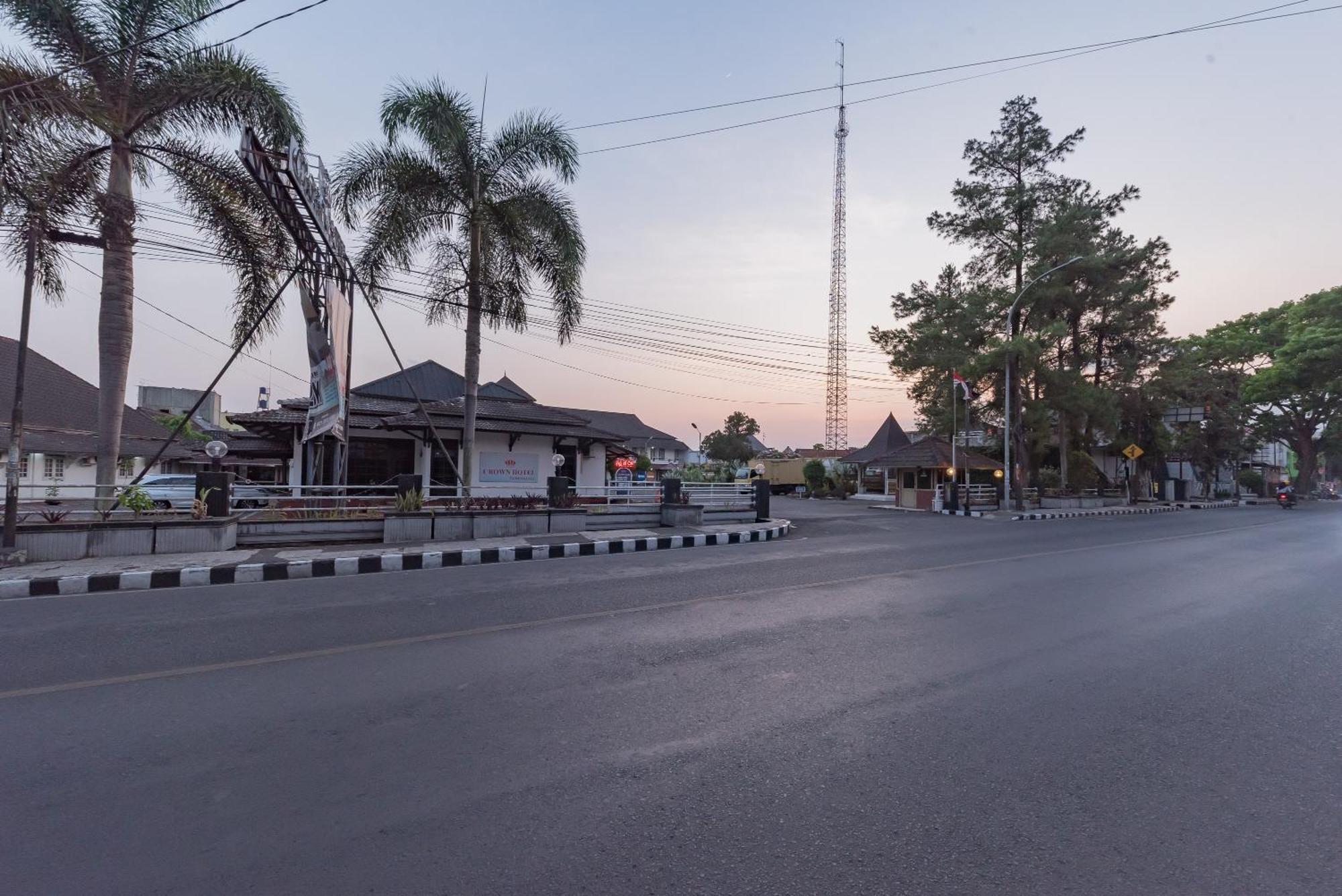 Urbanview Hotel Crown Tasikmalaya By Reddoorz Extérieur photo