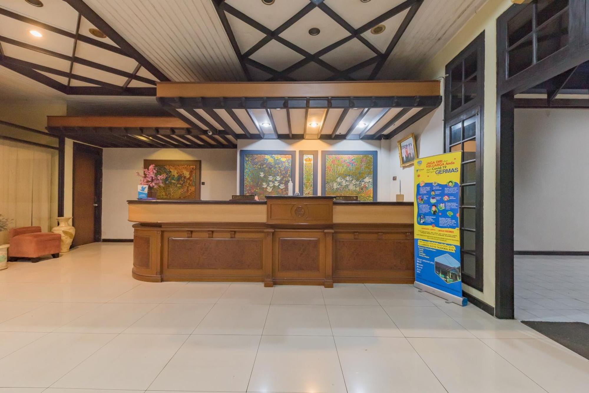 Urbanview Hotel Crown Tasikmalaya By Reddoorz Extérieur photo
