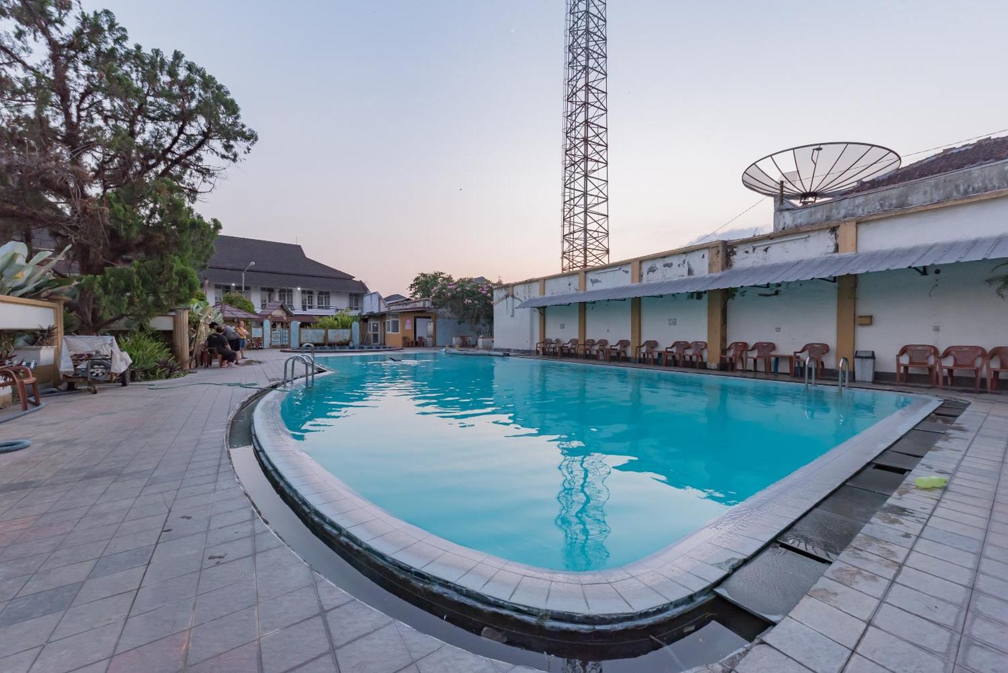 Urbanview Hotel Crown Tasikmalaya By Reddoorz Extérieur photo