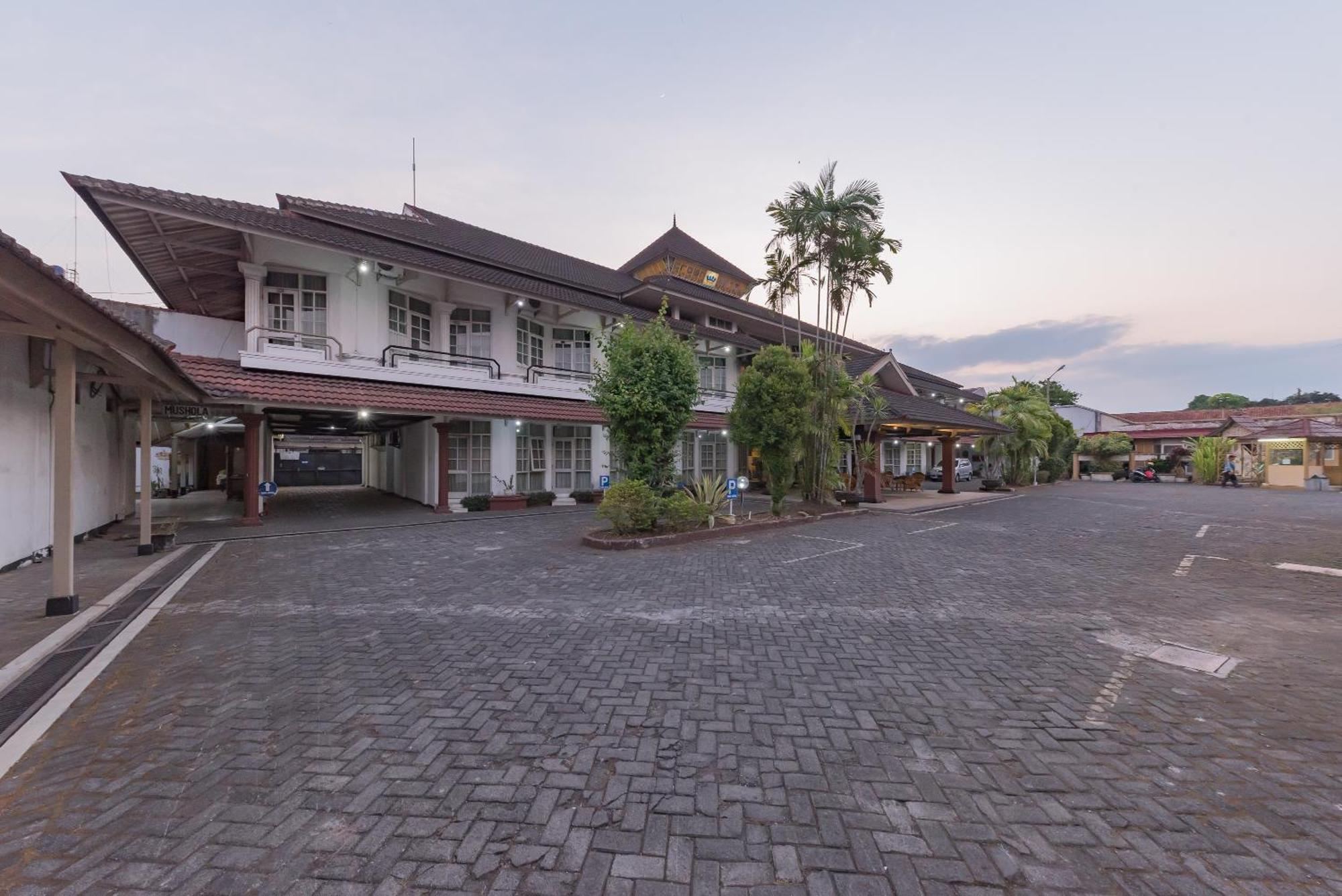 Urbanview Hotel Crown Tasikmalaya By Reddoorz Extérieur photo