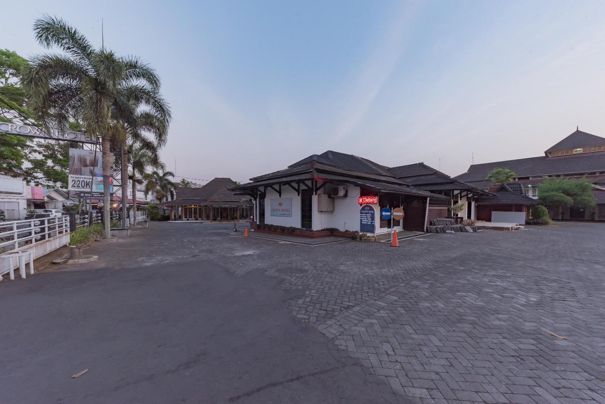 Urbanview Hotel Crown Tasikmalaya By Reddoorz Extérieur photo