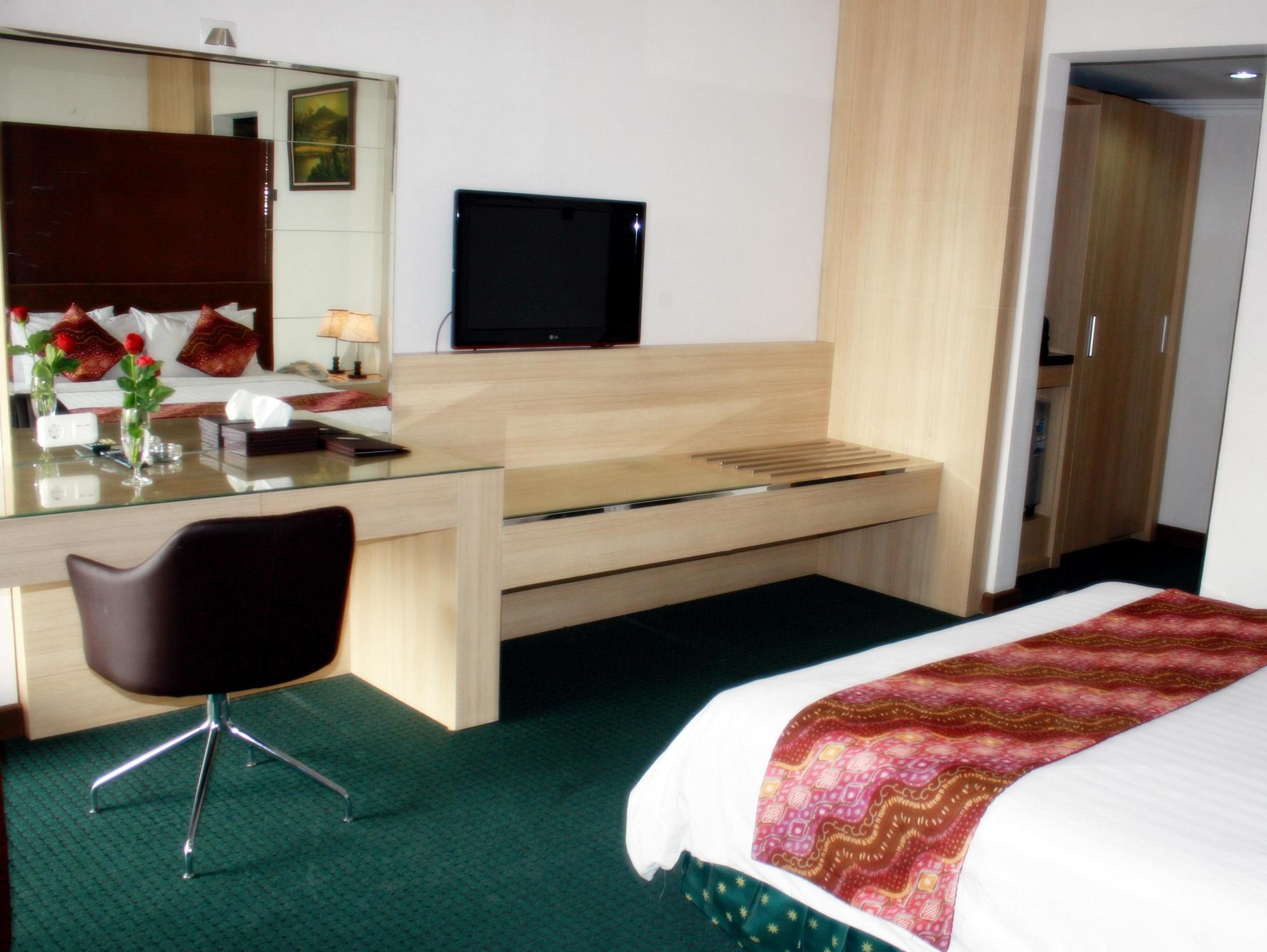 Urbanview Hotel Crown Tasikmalaya By Reddoorz Extérieur photo
